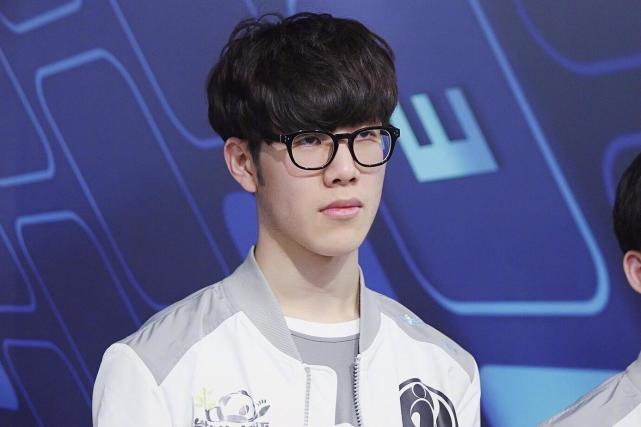 用冠军告别！雷速海报：布斯克茨&阿尔巴完成最后一舞，正式退役